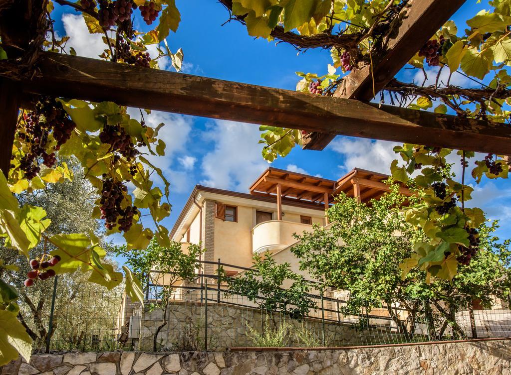 Albergo Il Giardino Foce Varano Bagian luar foto